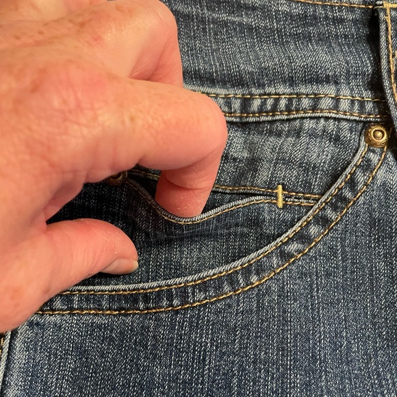 Bandolino Blu, Capris, Blue Jeans, Pockets, Rivets, Stretch, Size 12 - Picture 10 of 15